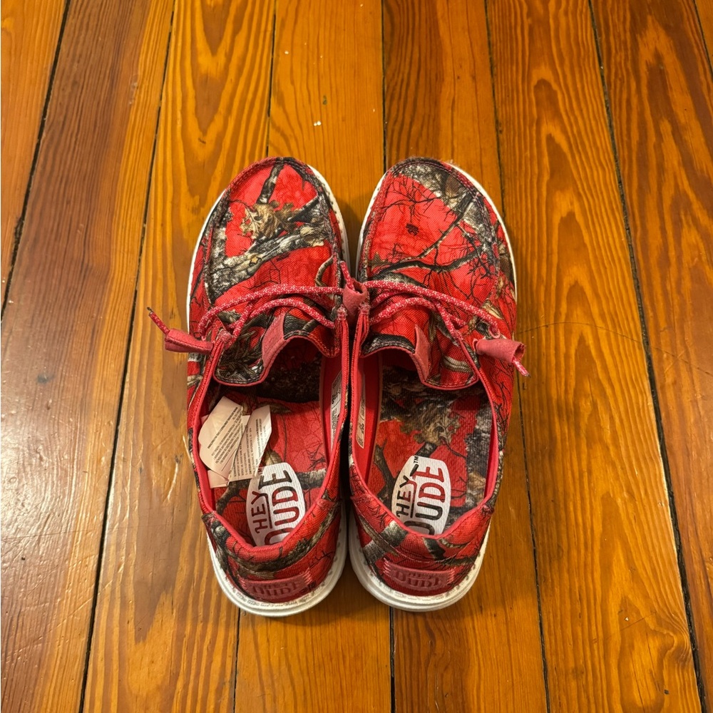 Hey Dude Women’s Wendy Realtree Edge Shoes in Pink and Brown Camo - Picture 5 of 8